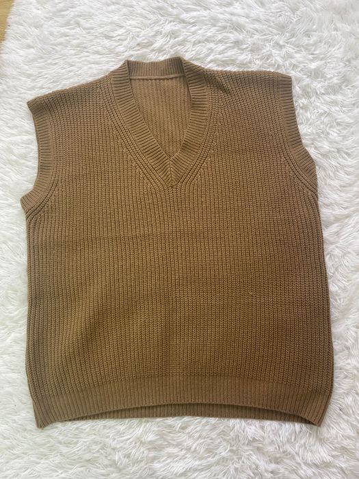 Продам безрукавку  вязанную