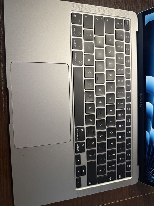 MacBook Air M1 13” 8GB/256GB - 96% Батерия, Само 35 цикъла