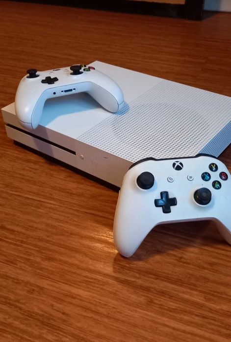 Vând Xbox One S 1TB