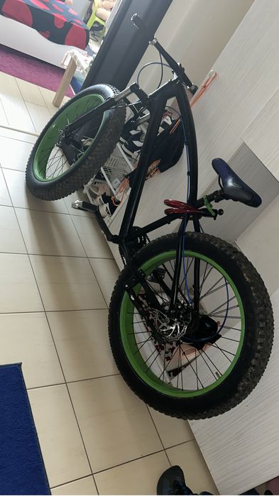 Vand 2 bicicleta  aia cu verde 600 ron si aia alba 450 ron