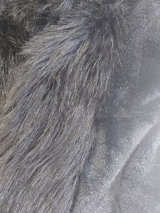 Намален черен дамски пухен елек