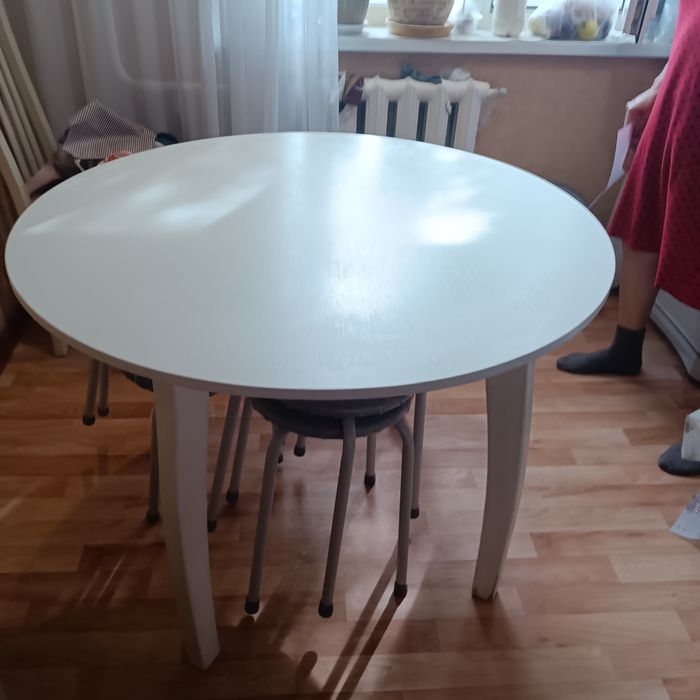 Продается кухонный круглый стол.