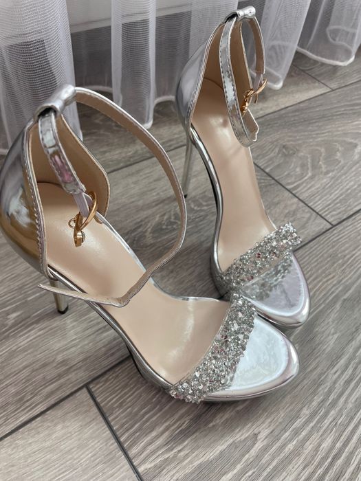 Сребърни сандали с ток