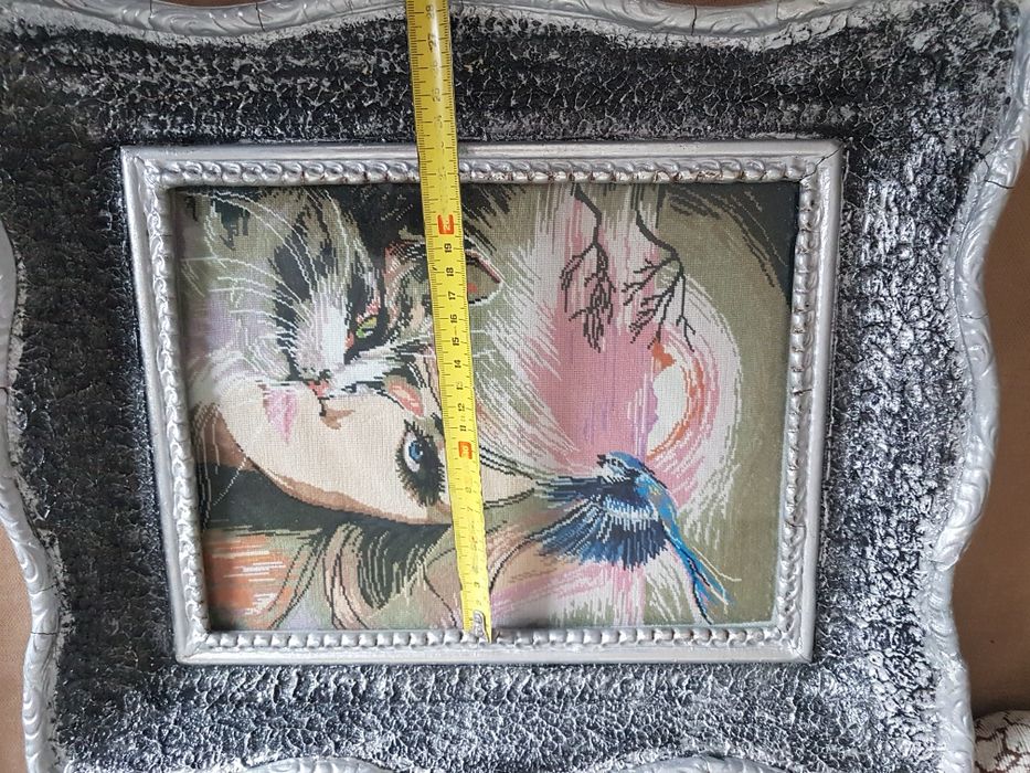 Goblen fata, pisica si pasarea 28 x 22 cm lumina ramei.