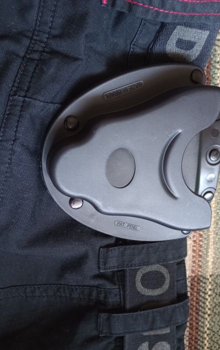 Здрав и удобен  за белезници – сигурност на една ръка разстояние!