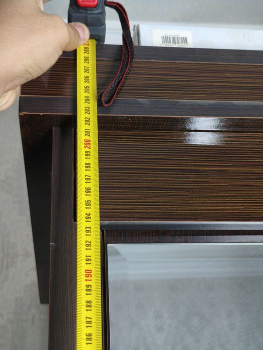 Shkaf uzunligi 1,77 , tepaligii 2,11 , semizligi ,60cm ,