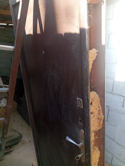 Продам Дверь наружной.