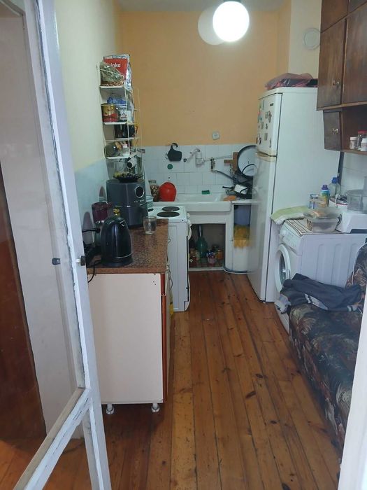 Четиристаен тухлен апартамент с гараж, таванско помещение и дворно място в централната част на Шумен