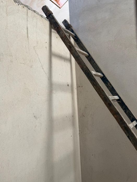 Scara din lemn in stare bunâ.