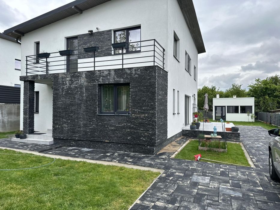 Casa cu 5 camere, in zona linistita langa padure