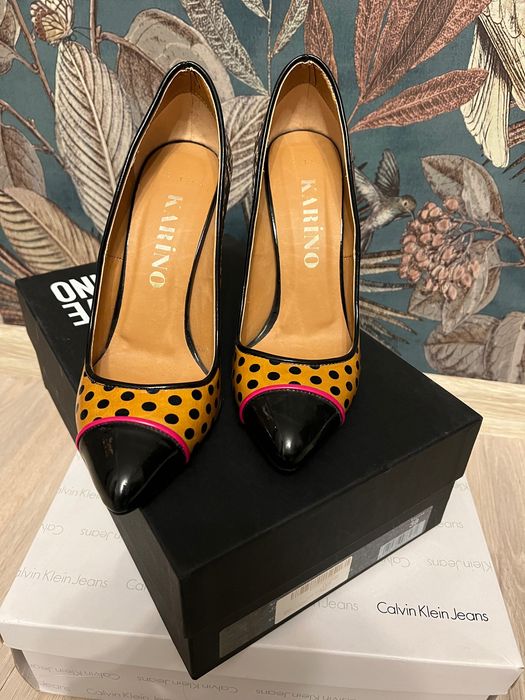 Обувки на ток с червена подметка