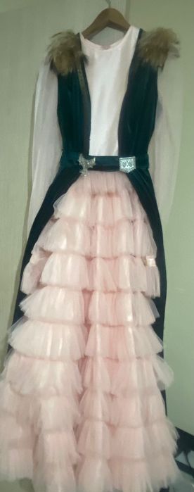 Ұлттық киімдер сатылады