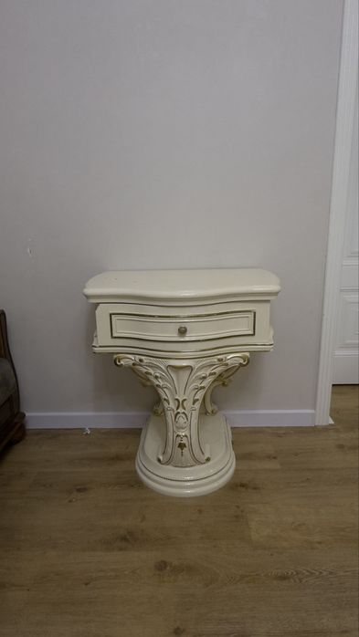 Всё вместе продаётся: спальный гарнитур и диван