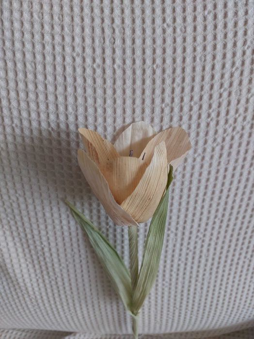 Ръчно изработени цветя за украса от естествени материали