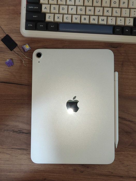 iPad 11 (A16) & AirPods Max (1st Gen, Lightning)