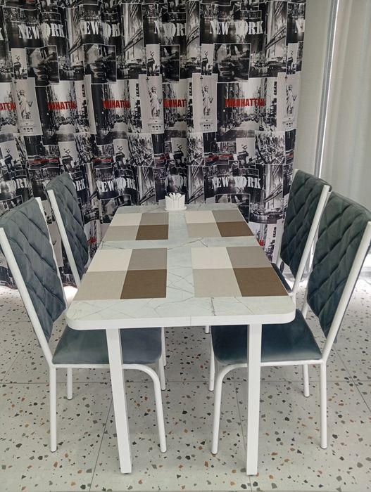 Продается стол, стулья