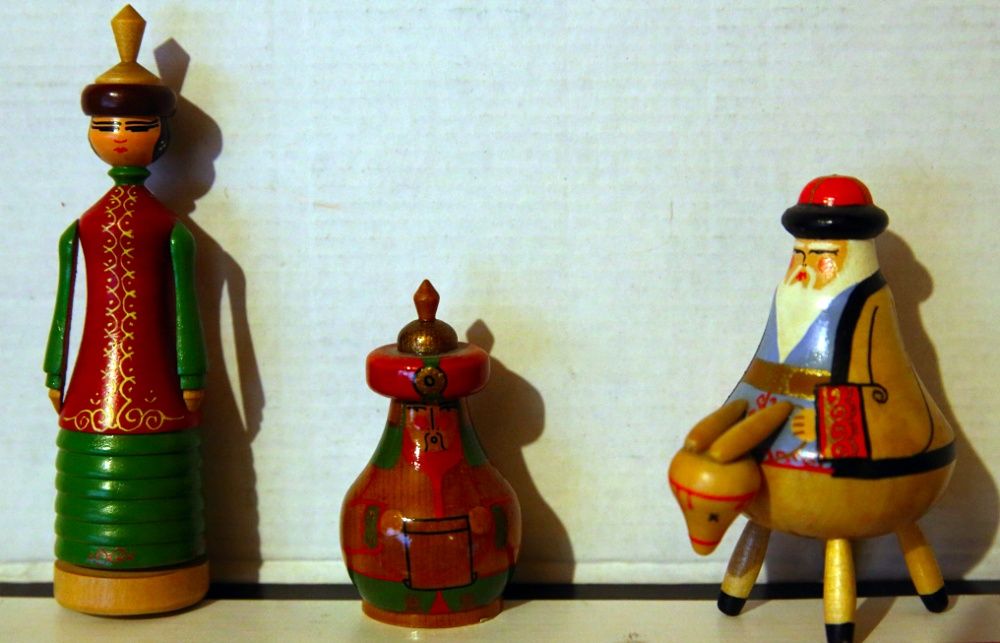 Продавам колекция от дървени и пр. фигурки от различни страни