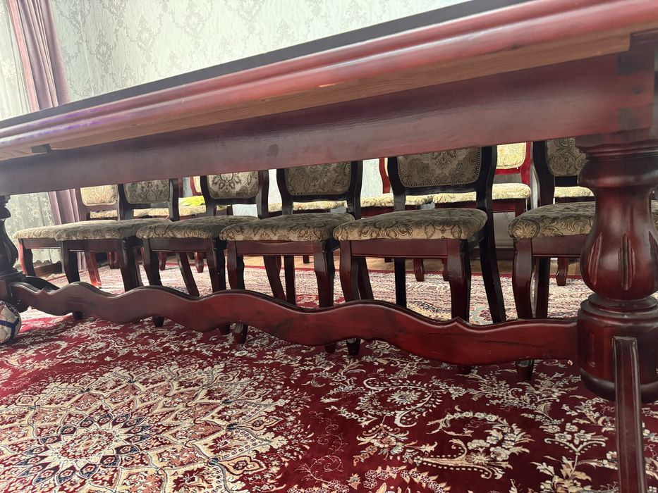 Стол и 18 стулья в идиальном состоянии