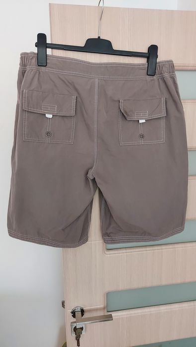 Vând pantaloni scurti Tomy Hilfiger