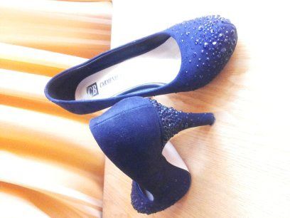 Туфли замшевые, украшенные стразами