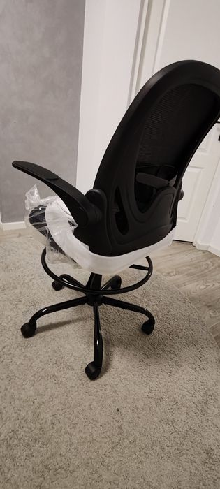 Scaun birou ergonomic Primy, reglabil cu cotiere rabatabile , negru.