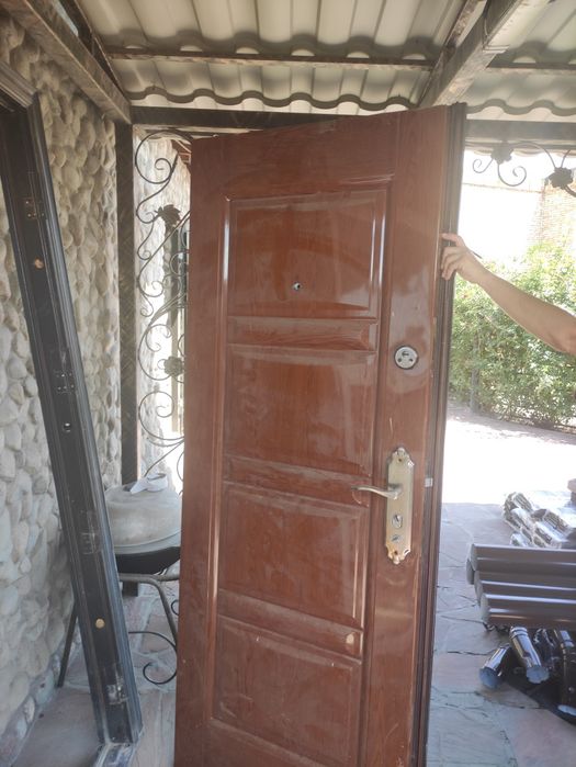 Продам металлическую дверь