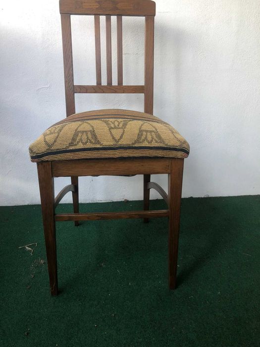Scaun vintage din lemn masiv cu tapițerie textilă galben-bej – stil clasic