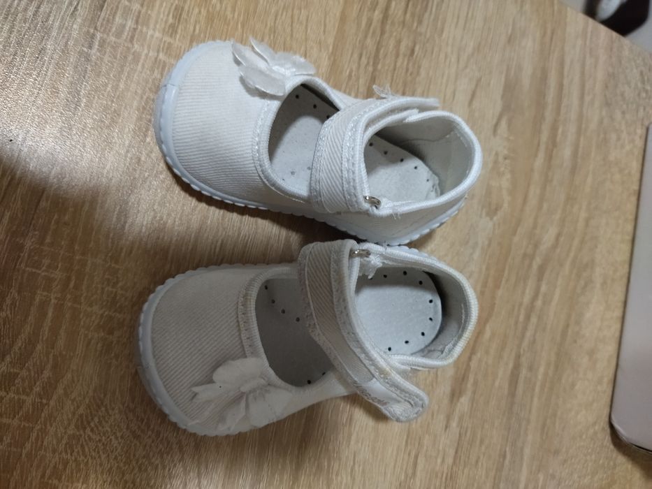 Бели обувки 18 номер