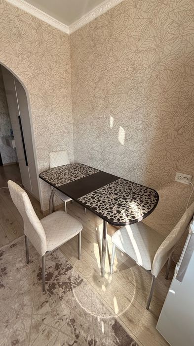 Кухонный стол со стульями