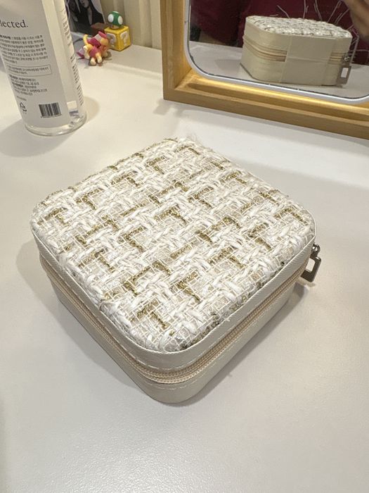 Шкатулка для украшении