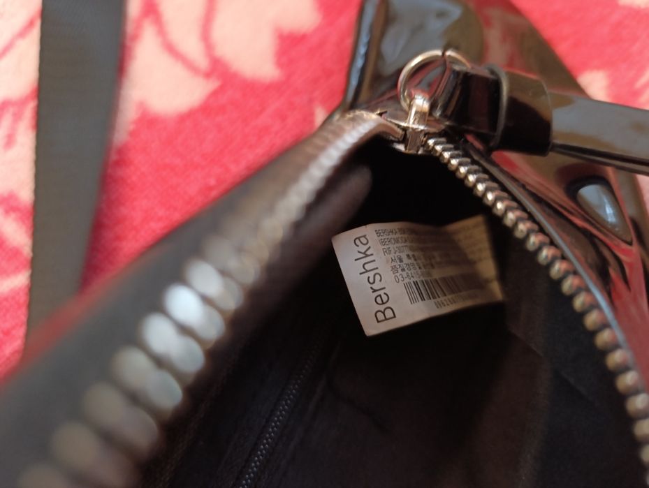 Сумка женская на пояс лакированная  ( новая Bershka )