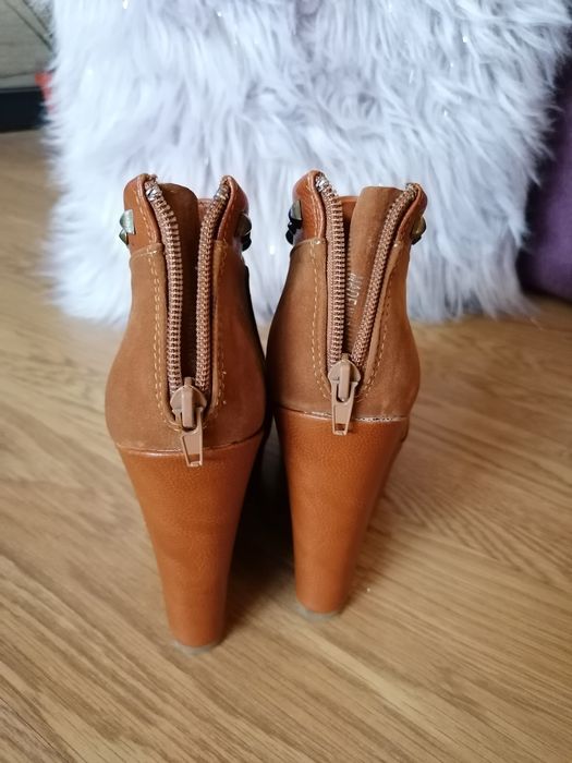 Botine cu platformă înaltă