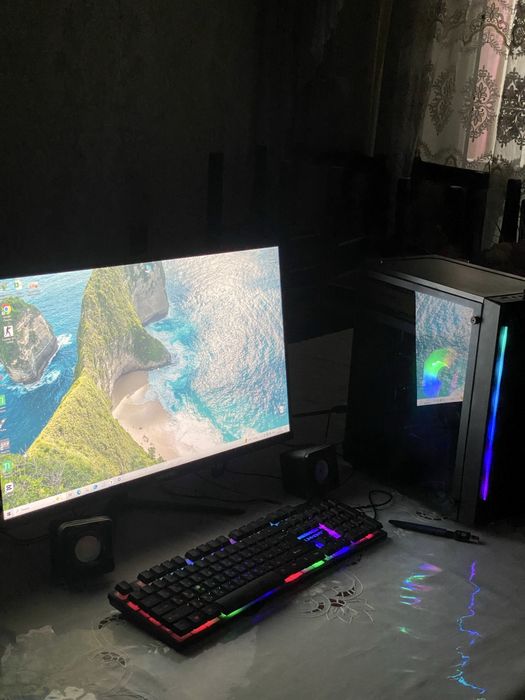 Монитор, блок, клавиатура в подарок