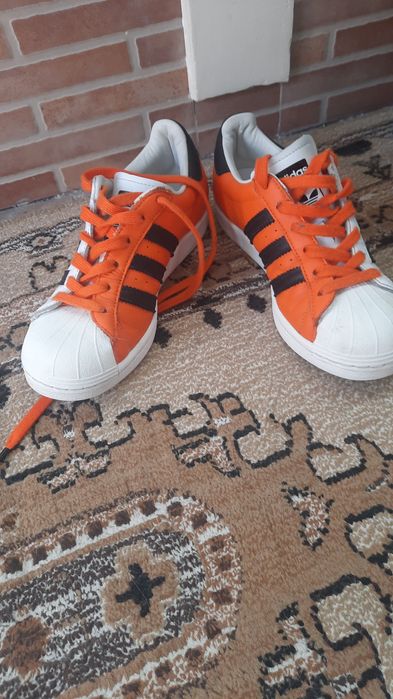 Adidași marca Adidas