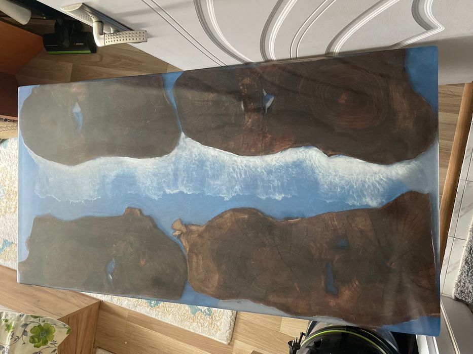 Холна маса от естественно орехово дърво