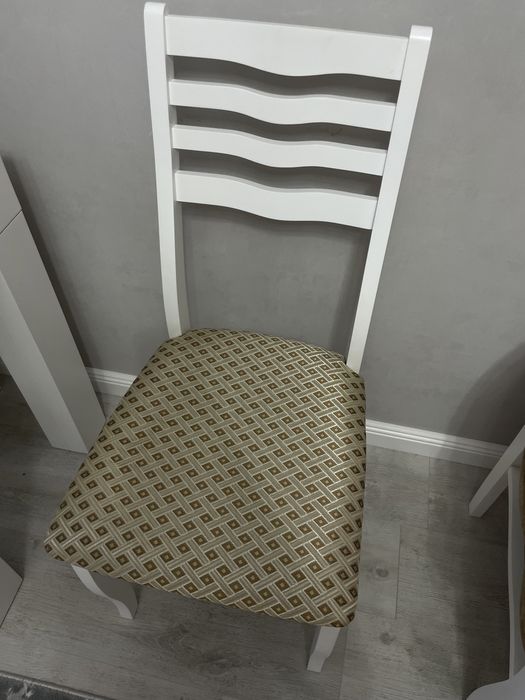 Продам стулья 10 штук.сидушки отдам в подарок.