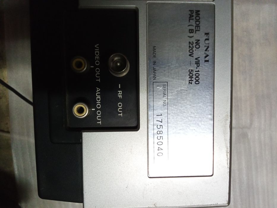 Продавам стар видео плеър с антикварна стойност