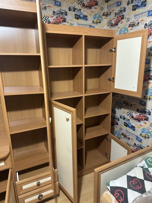 Продавам секция с гардероб