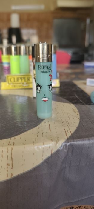 Колекция от 37 оригинални запалки Clipper + подарък дисплей (поставка)