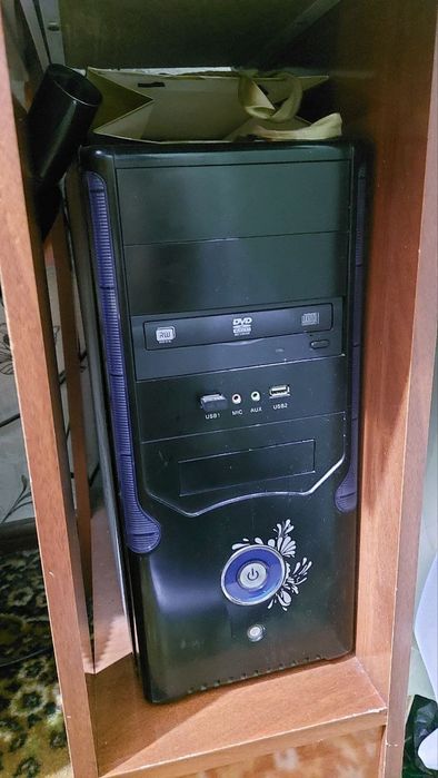 Kampyuter pismenniy stoli