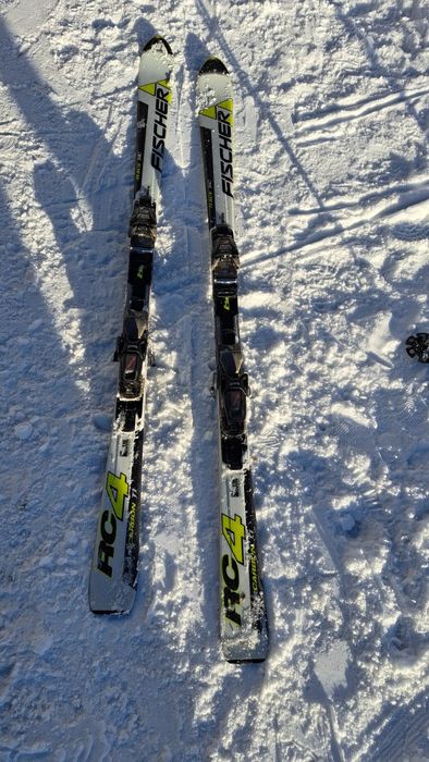 Vând schiuri Fischer 170cm în stare foarte bună
