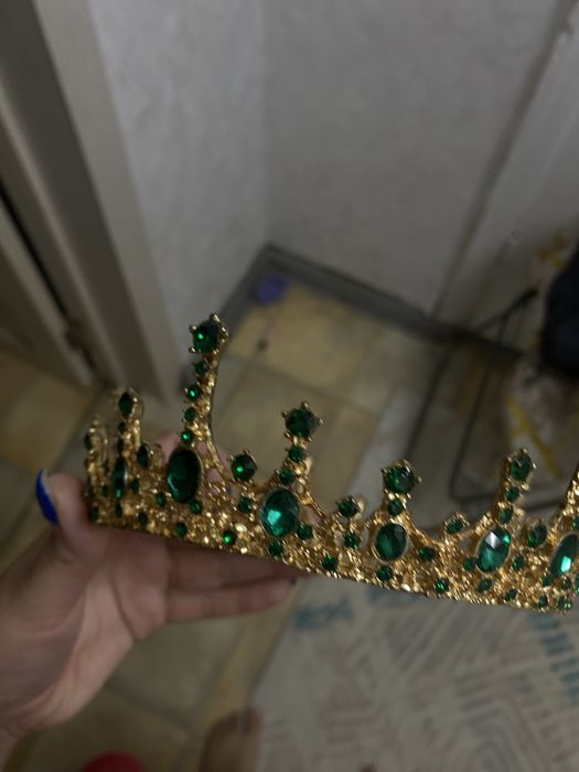 Продам корону изумрудную