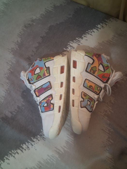 modelul Nike Air More Uptempo "Peace, Love, Swoosh".