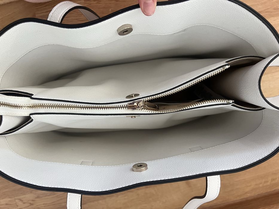 Geanta Guess pentru facultate