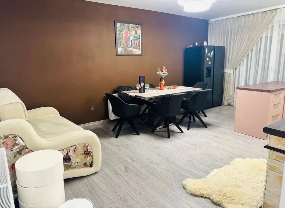 Închiriez apartament de lux cu 3 dormitoare si sufragerie cu bucatarie open space, 2 băi, balcon și loc de parcare,mobilat și utilat complet