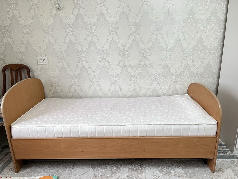 Кровать с матрасом