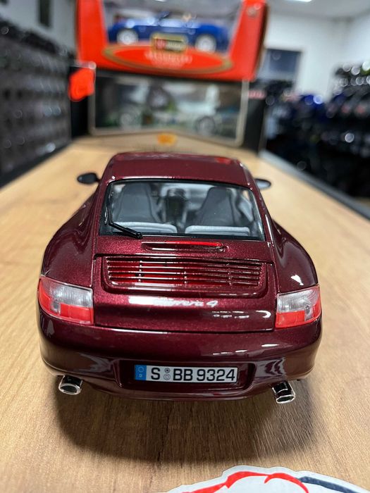 BBURAGO метален колекционерски модел  PORSCHE CARRERA 911 1999г. 1:18
