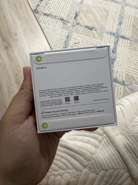 Продам оригинальные AirPods 4