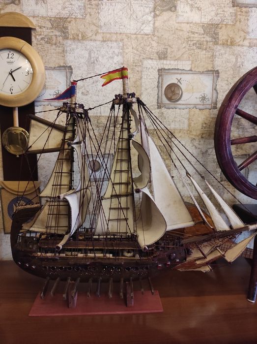 Корабль парусник  деревянный