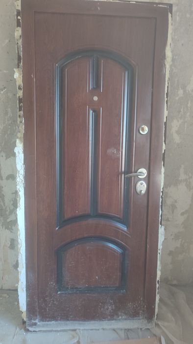Продам металлическую входную дверь